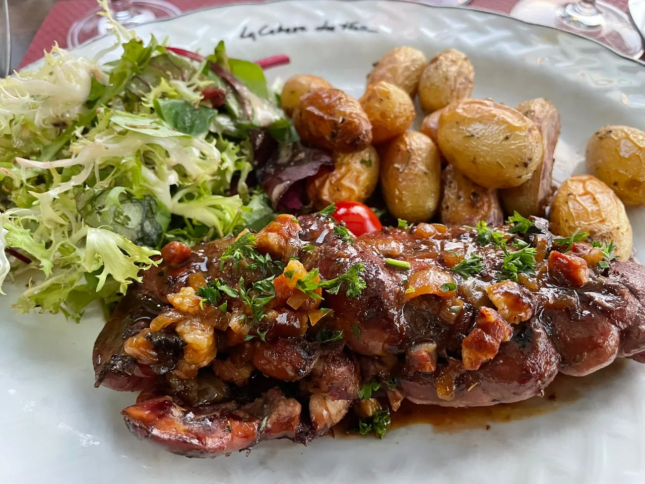 Viande grillée au feu de bois, pommes de terre grenaille