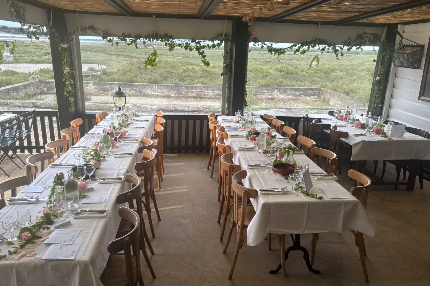 Table dressée pour un mariage à La Cabane du Fier