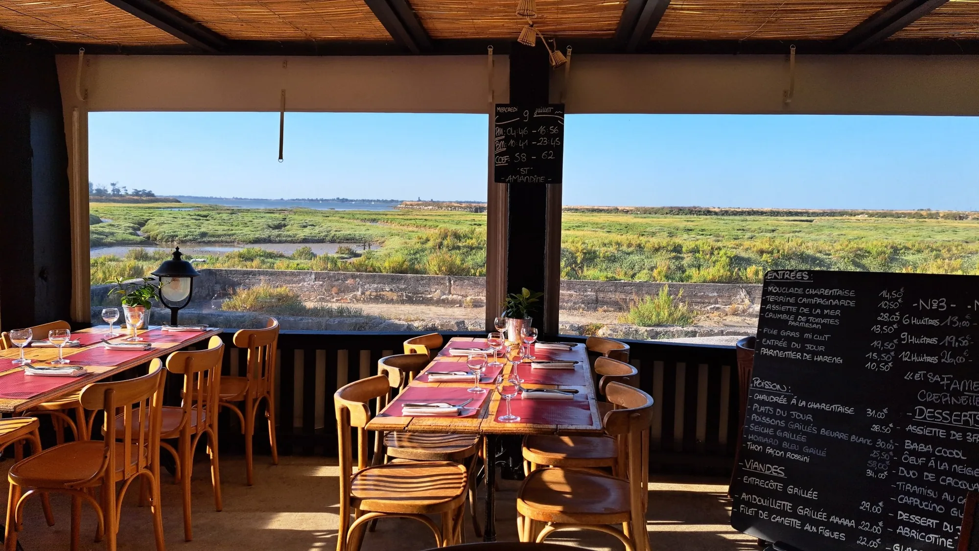 La terrasse de La Cabane du Fier face au Fier d'Ars