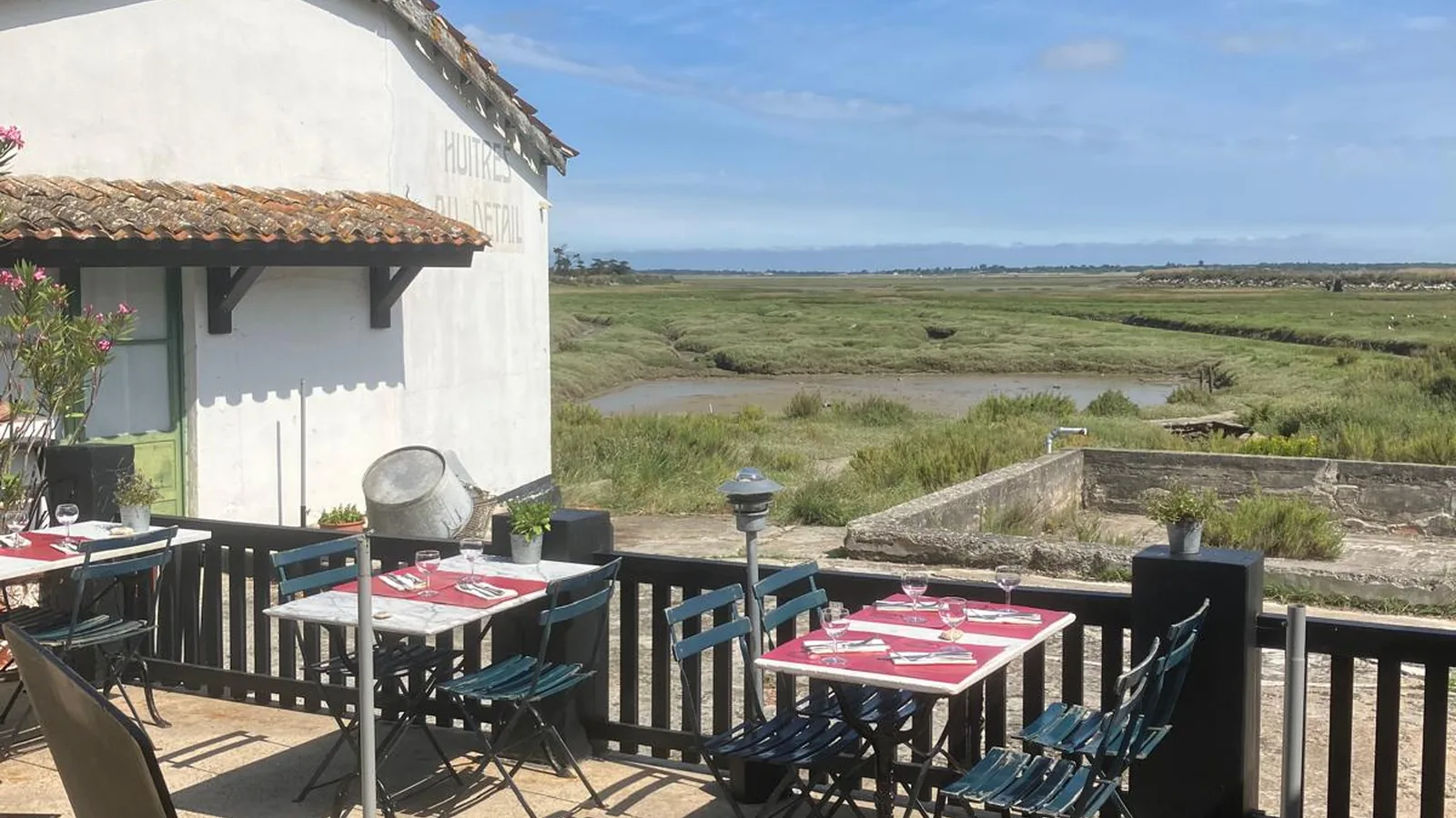 La terrasse face au Fier d'Ars